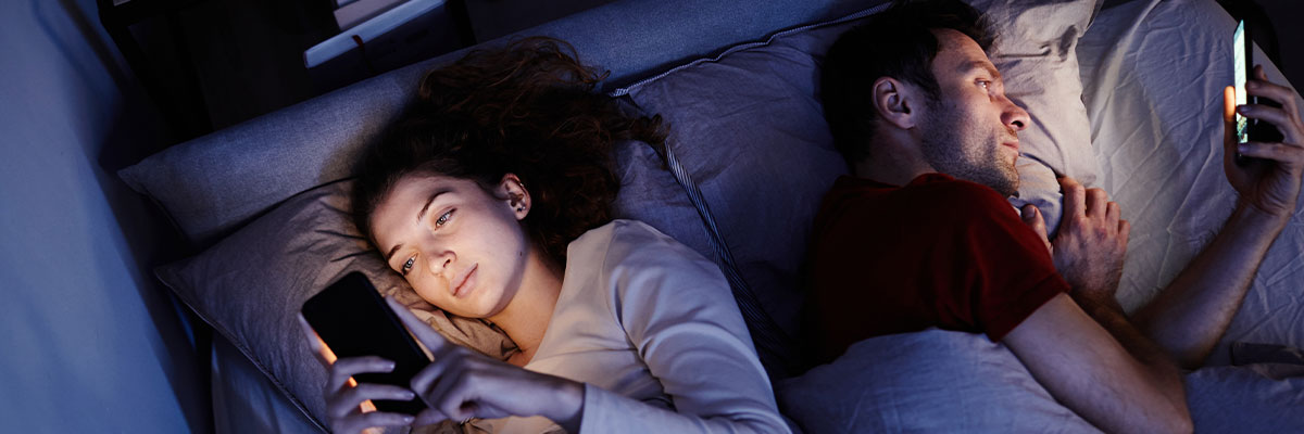 No duermas cerca de tu móvil por las noches