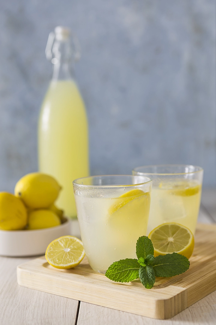 Agua con limón remedio