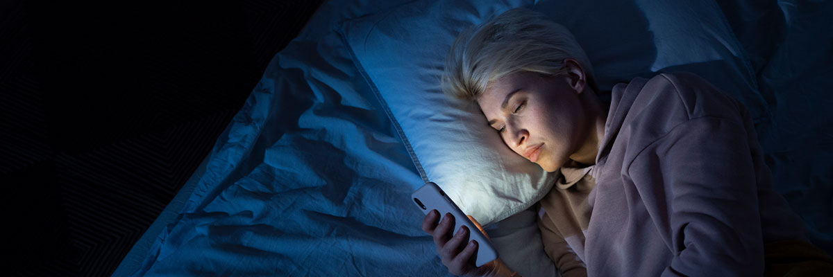 ¿Es malo dormir cerca del móvil?